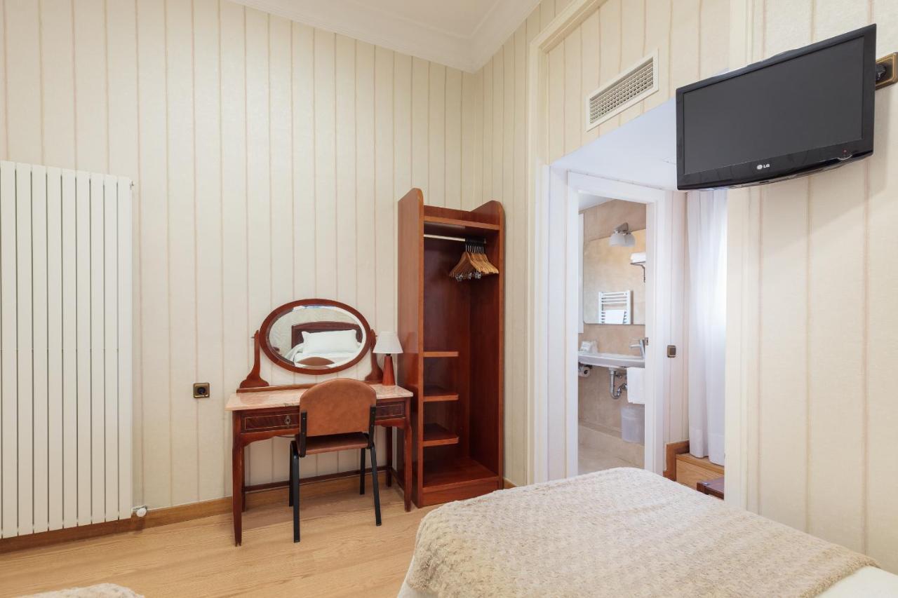 Hostal Oliva Barcelona Buitenkant foto